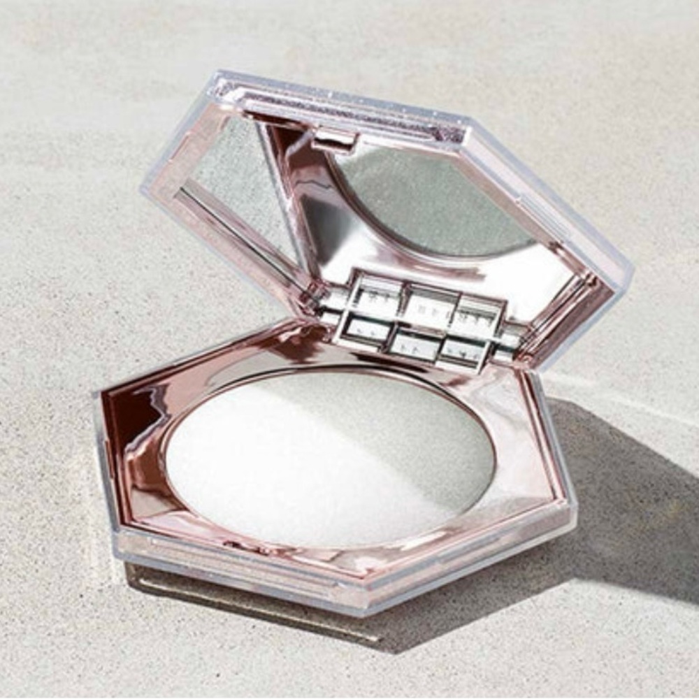 Fenty beauty highlighter.